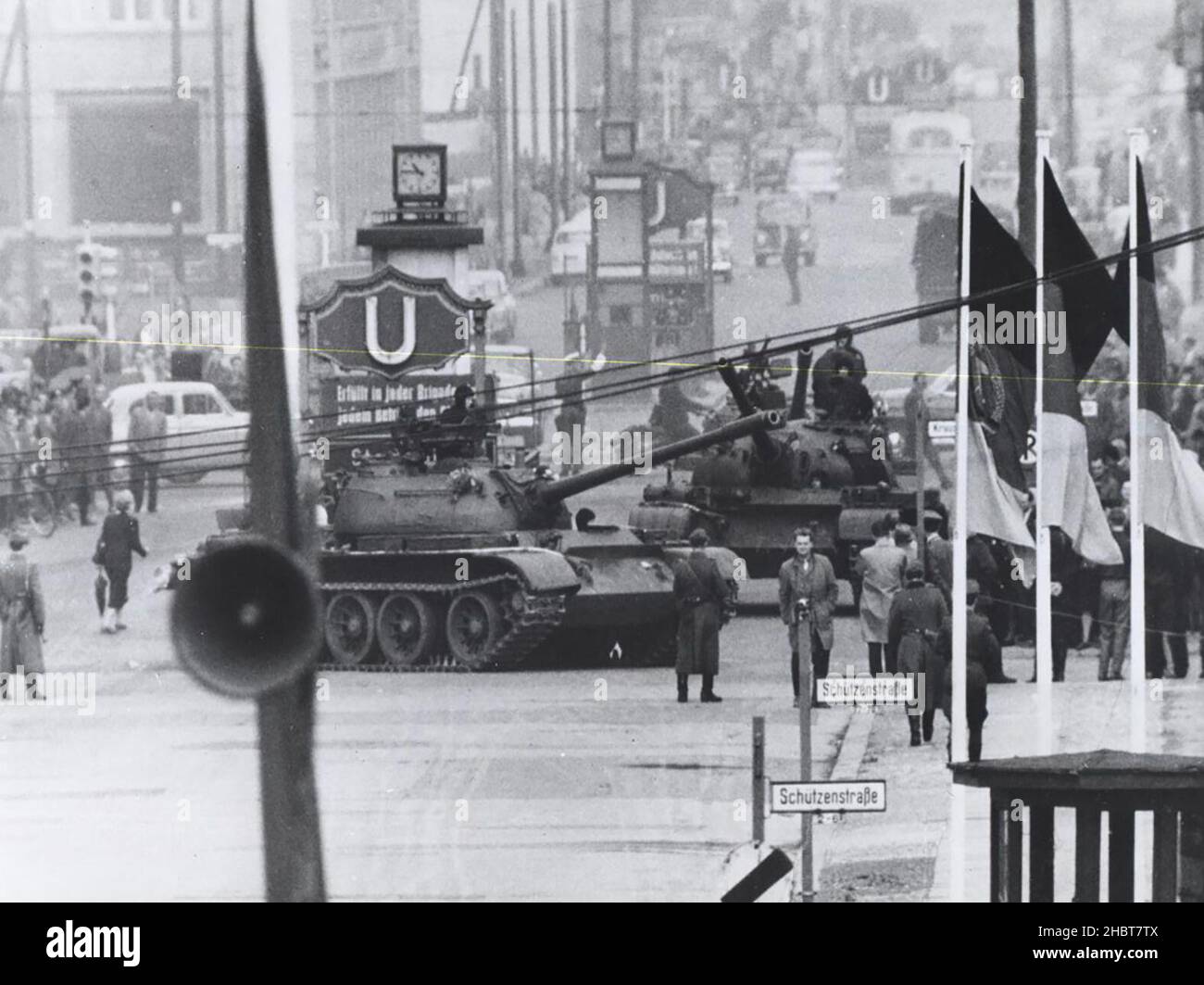 Oct. 28, 1961. Soviet tanks move out after a show of strength as the standoff at Checkpoint Charlie comes to an end Stock Photo