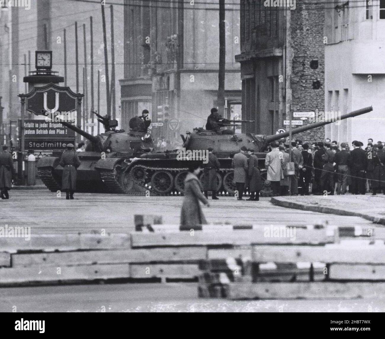 Oct. 28, 1961. Curious East Berliners look on as Soviet tanks pull out after the 17-hour standoff at Checkpoint Charlie Stock Photo
