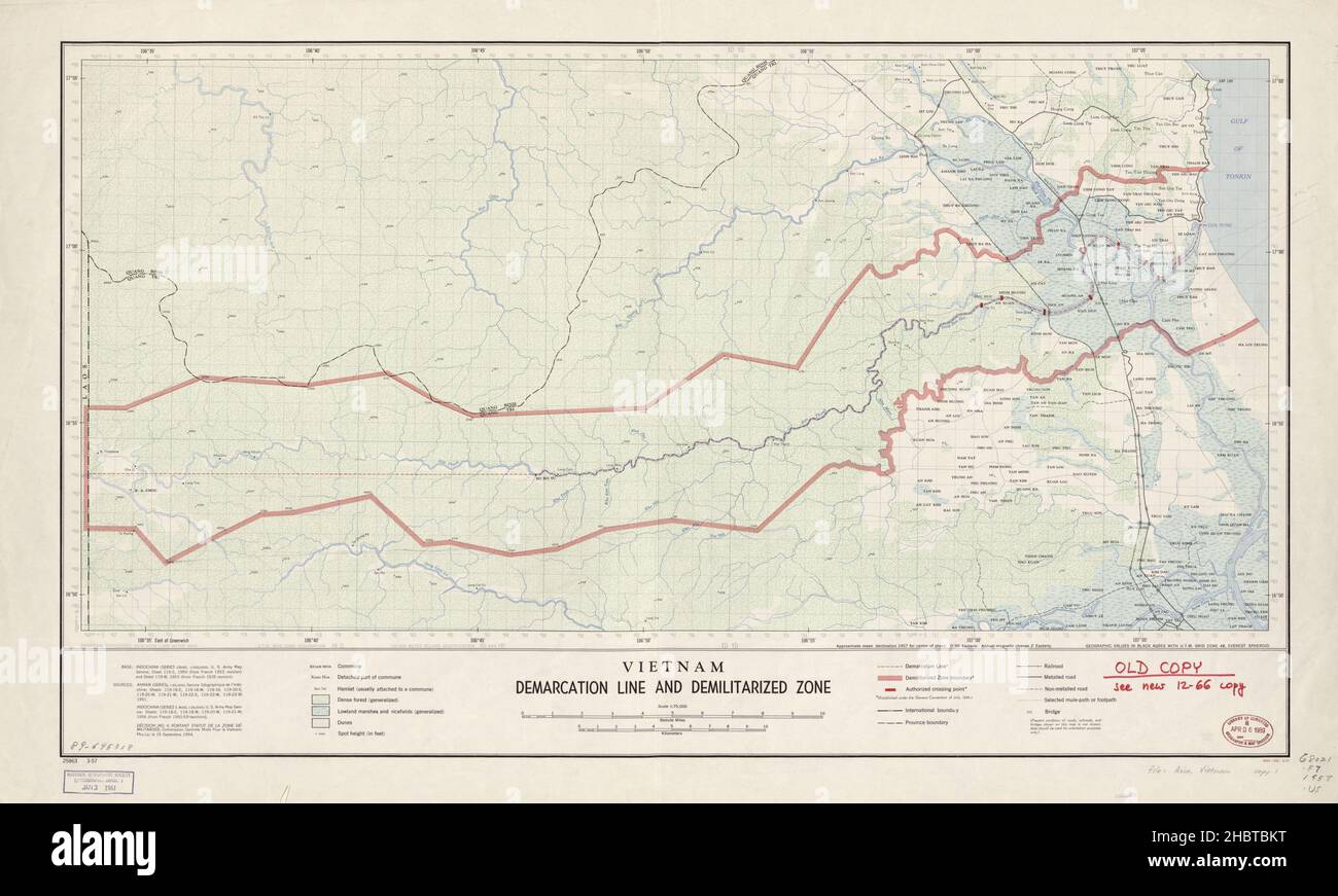 Map of the Vietnam Vietnam demarcation line and demilitarized zone as of 1957. Washington, D.C.: Central Intelligence Agency, 1957.  Shows northern Quảng Trị Province, along Song Ben Hai River, which separates North and South Vietnam ca.  1957 Stock Photo
