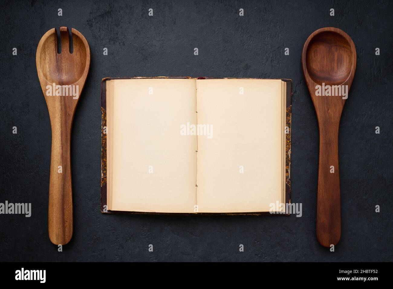 https://c8.alamy.com/comp/2HBTF52/open-antique-cookbook-with-blank-pages-and-two-wooden-spoons-top-view-layout-2HBTF52.jpg