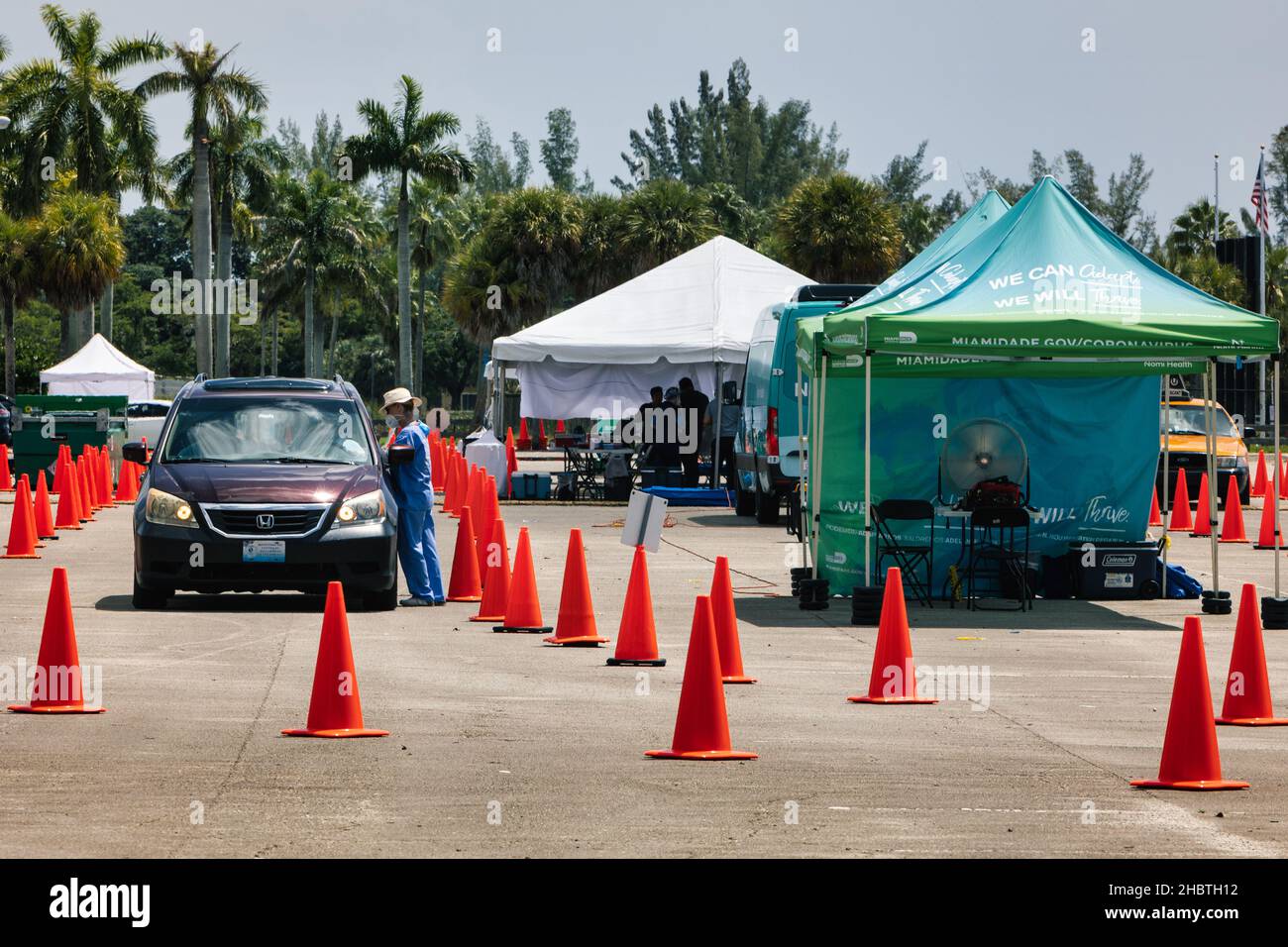 Hialeah, Florida, USA. 21st Dec 2021. Long car line at COVID-19 testing and vaccine site at South Florida. Florida reported an increase of more than 18,000 new omicron variant COVID-19 cases from the past two days. Credit: Yaroslav Sabitov/YES Market media/Alamy Live News Stock Photo