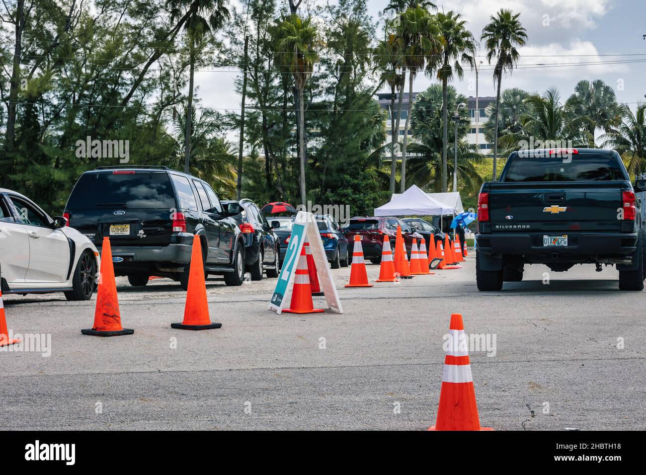 Hialeah, Florida, USA. 21st Dec 2021. Long car line at COVID-19 testing and vaccine site at South Florida. Florida reported an increase of more than 18,000 new omicron variant COVID-19 cases from the past two days. Credit: Yaroslav Sabitov/YES Market media/Alamy Live News Stock Photo