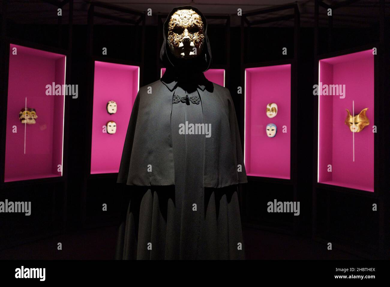 Mask and cape of Dr. Bill Harford in the movie Eyes Wide Shut seen