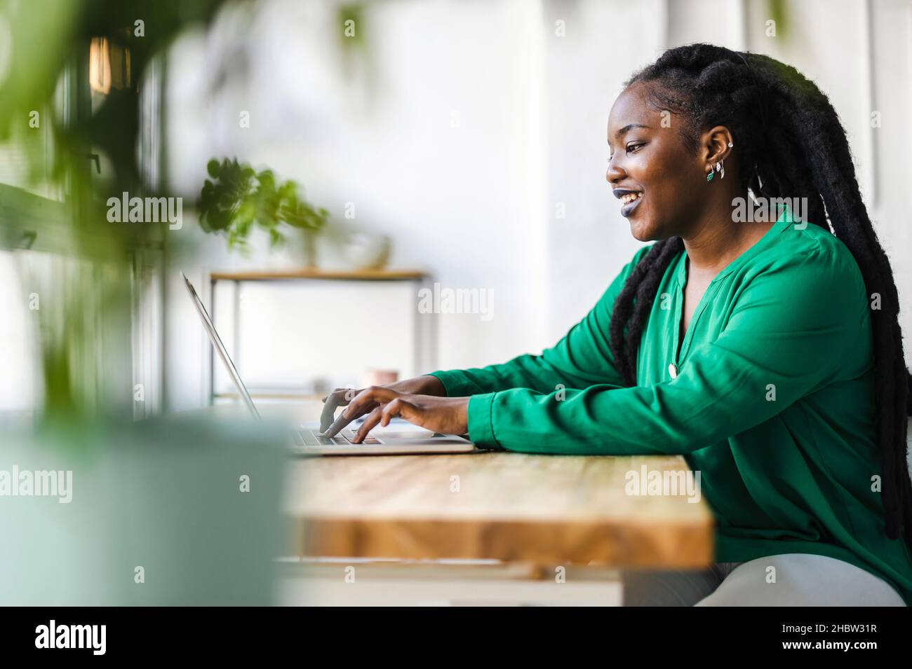 Success laptop black woman hi-res stock photography and images - Alamy