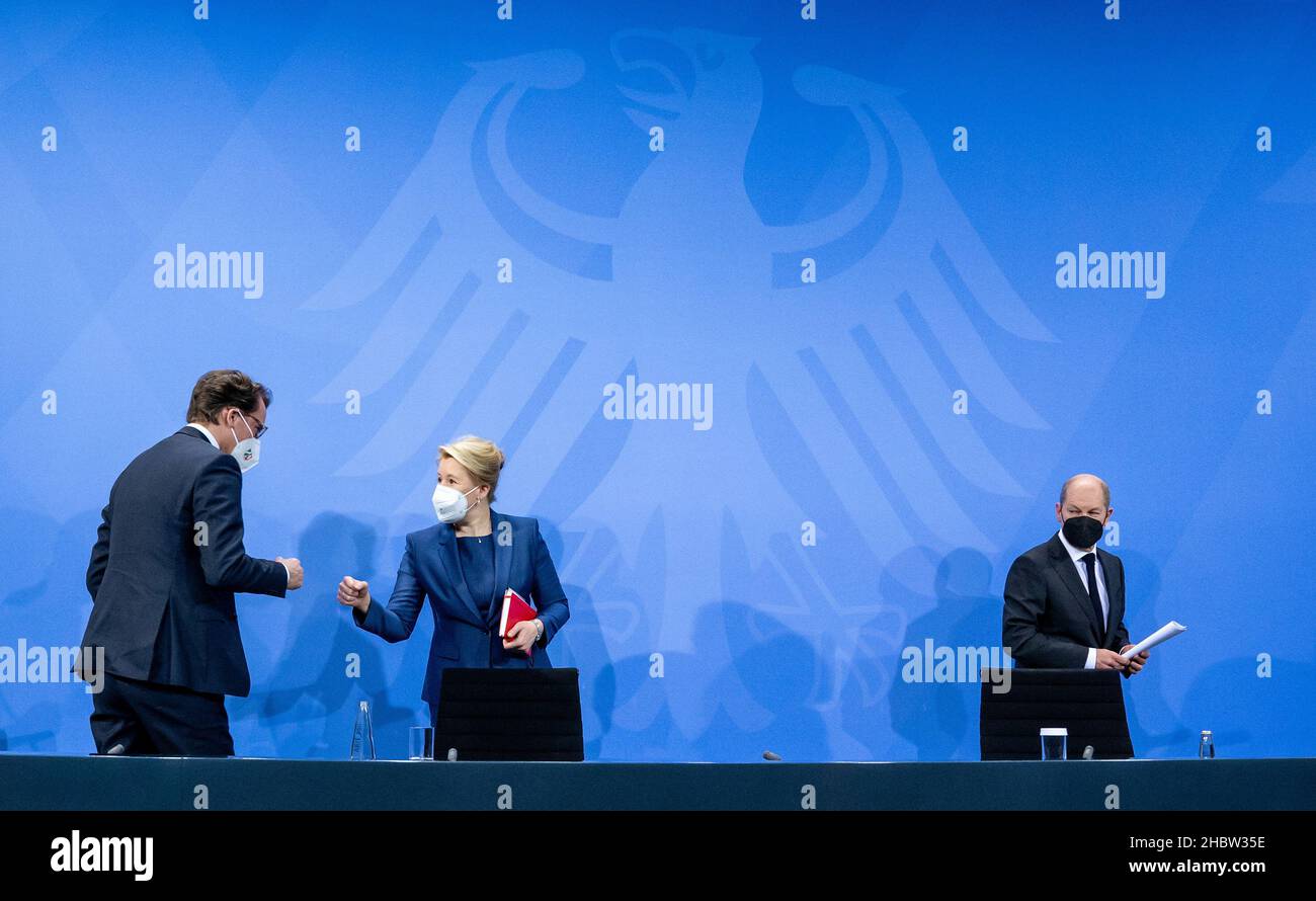 German Chancellor Olaf Scholz, North-Rhine Westphalia's federal State Premier Hendrik Wuest and Berlin's new Mayor Franziska Giffey attend a news conference following a virtual meeting with Germany's federal state premiers to discuss the country's strategy against the spread of the coronavirus disease (COVID-19) pandemic, in Berlin, Germany December 21, 2021. Bernd von Jutrczenka/Pool via REUTERS Stock Photo
