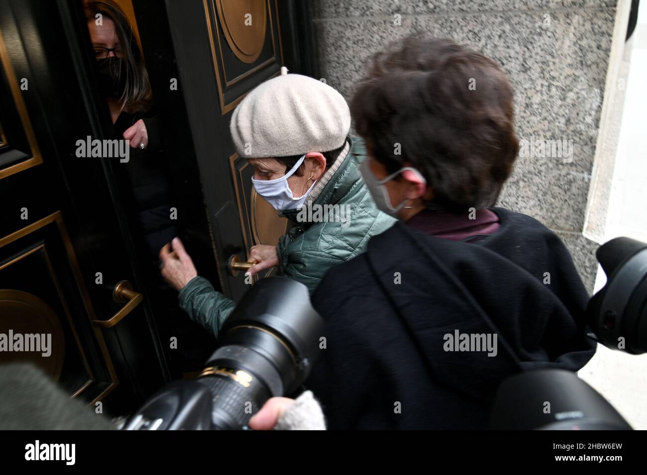 New York, USA. 21st Dec, 2021. Isabel Maxwell (white hat) and Christine Maxwell, Ghislaine Maxwell twin sisters, are seen arriving at the federal courthouse in the Southern District of New York for the trial of Ghislaine Maxwell, New York, NY, December 21, 2021. A jury has begun its deliberations over whether the British socialite is a dangerous predator who recruited teenagers to be sexually abused by financier Jeffrey Epstein, as prosecutors claim. (Photo by Anthony Behar/Sipa USA) Credit: Sipa USA/Alamy Live News Stock Photo