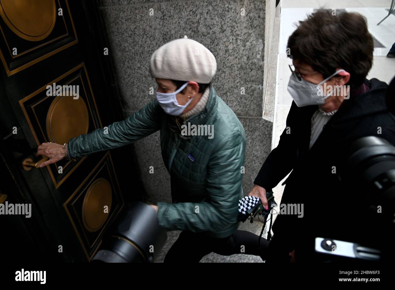 New York, USA. 21st Dec, 2021. Isabel Maxwell (white hat) and Christine Maxwell, Ghislaine Maxwell twin sisters, are seen arriving at the federal courthouse in the Southern District of New York for the trial of Ghislaine Maxwell, New York, NY, December 21, 2021. A jury has begun its deliberations over whether the British socialite is a dangerous predator who recruited teenagers to be sexually abused by financier Jeffrey Epstein, as prosecutors claim. (Photo by Anthony Behar/Sipa USA) Credit: Sipa USA/Alamy Live News Stock Photo