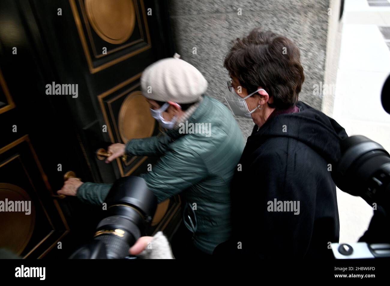 New York, USA. 21st Dec, 2021. Isabel Maxwell (white hat) and Christine Maxwell, Ghislaine Maxwell twin sisters, are seen arriving at the federal courthouse in the Southern District of New York for the trial of Ghislaine Maxwell, New York, NY, December 21, 2021. A jury has begun its deliberations over whether the British socialite is a dangerous predator who recruited teenagers to be sexually abused by financier Jeffrey Epstein, as prosecutors claim. (Photo by Anthony Behar/Sipa USA) Credit: Sipa USA/Alamy Live News Stock Photo