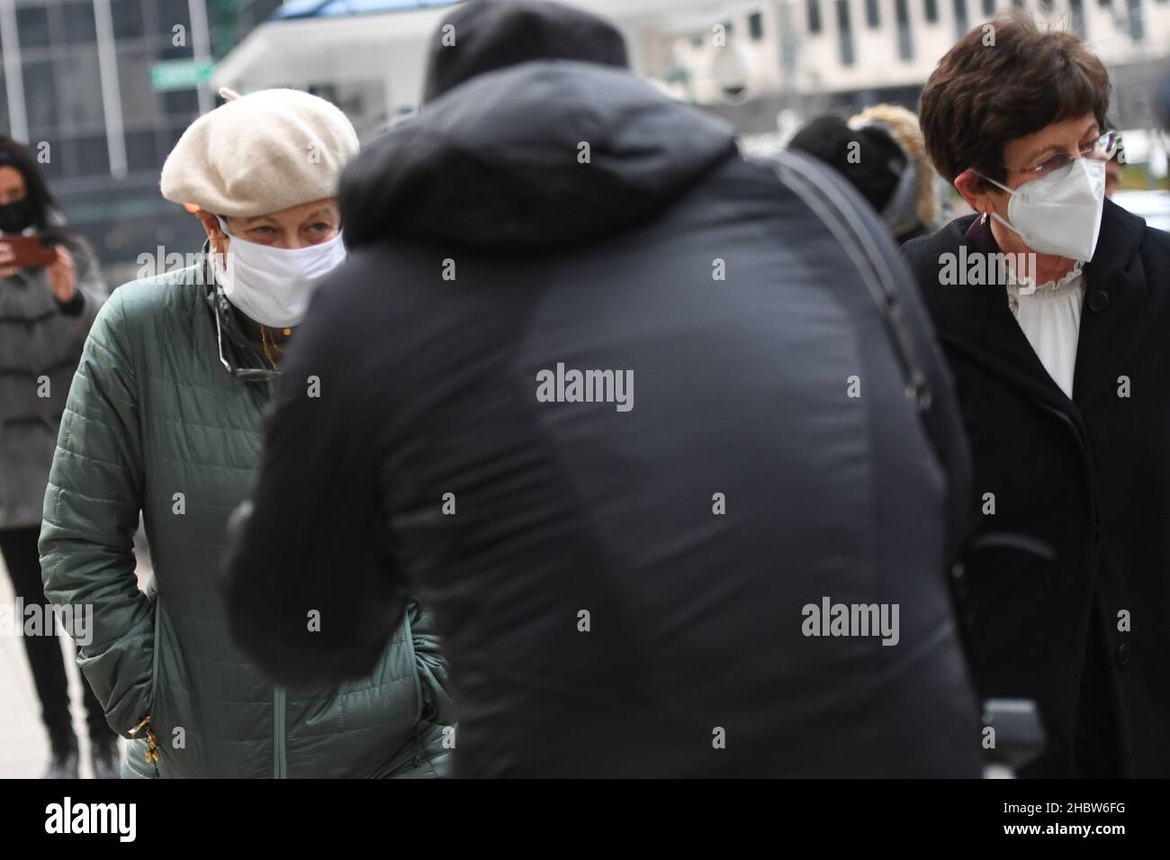 New York, USA. 21st Dec, 2021. Isabel Maxwell (white hat) and Christine Maxwell, Ghislaine Maxwell twin sisters, are seen arriving at the federal courthouse in the Southern District of New York for the trial of Ghislaine Maxwell, New York, NY, December 21, 2021. A jury has begun its deliberations over whether the British socialite is a dangerous predator who recruited teenagers to be sexually abused by financier Jeffrey Epstein, as prosecutors claim. (Photo by Anthony Behar/Sipa USA) Credit: Sipa USA/Alamy Live News Stock Photo