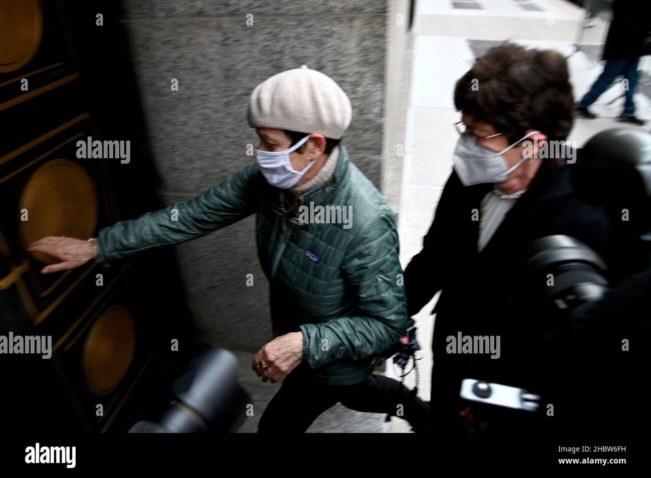 New York, USA. 21st Dec, 2021. Isabel Maxwell (white hat) and Christine Maxwell, Ghislaine Maxwell twin sisters, are seen arriving at the federal courthouse in the Southern District of New York for the trial of Ghislaine Maxwell, New York, NY, December 21, 2021. A jury has begun its deliberations over whether the British socialite is a dangerous predator who recruited teenagers to be sexually abused by financier Jeffrey Epstein, as prosecutors claim. (Photo by Anthony Behar/Sipa USA) Credit: Sipa USA/Alamy Live News Stock Photo