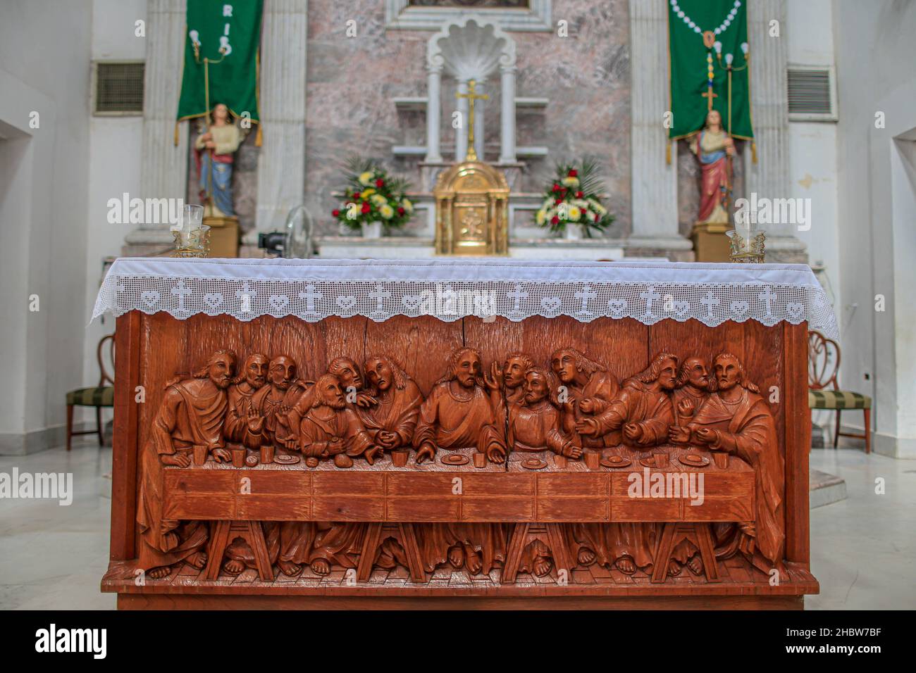 Jesus Cirsto and the twelve apostles, 12 nazateth, Christ, San Judas Tadeo, Moises in the Last Supper carved in wood on a table at the altar of the church or parish of Our Lady of Guadalupe is the largest Catholic building in the town of Altar , Sonora located in northern Sonora, Mexico. Catholic Church. © (© Photo: LuisGutierrez / NortePhoto.com) ©  Jesus Cirsto y los doce apostoles,12 nazateth, cristo,  San Judas Tadeo, Moises en La Ultima Cena tallada en madera en una mesa en el altar de la iglecia o parroquia de Nuestra Señora de Guadalupe es el mayor edificio católico de la villa de Altar Stock Photo