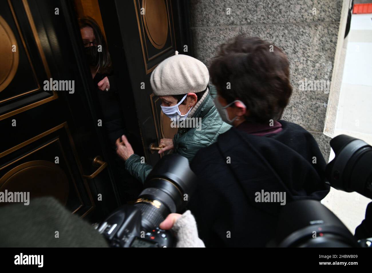 Twin sisters Isabel and Christine Maxwell (left to right) arrive at the federal courthouse in the Southern District of New York for the trial of their sibling Ghislaine Maxwell. A jury has begun its deliberations over whether the British socialite is a dangerous predator who recruited teenagers to be sexually abused by financier Jeffrey Epstein, as prosecutors claim. Picture date: Tuesday December 21, 2021. Stock Photo