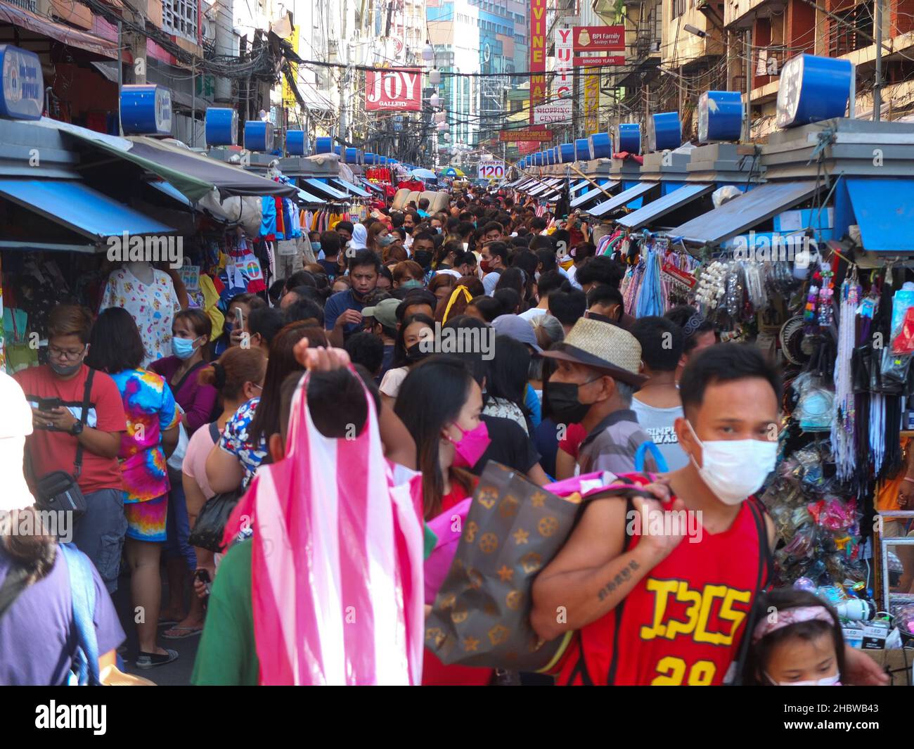 Manila, Philippines. 5th Jan, 2012. Shoppers seen at Divisoria trying to beat the Christmas rush, during the shopping session.As shoppers begin to flock at this popular shopping destination for the upcoming holiday season in search for best Christmas deals, the Department of Health (DOH) reminded holiday shoppers to take caution as the risk of getting corona virus (Covid-19) is high in crowded areas. (Credit Image: © Josefiel Rivera/SOPA Images via ZUMA Press Wire) Stock Photo