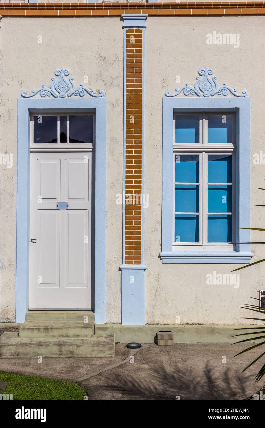 Vintage retro house exterior hi-res stock photography and images - Alamy