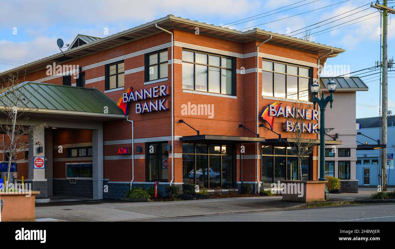 Everett, WA, USA - December 19, 2021; Banner Bank bulding in Everett Washington on Colby Avenue.  The ATM sign is illuminared at the drive through Stock Photo