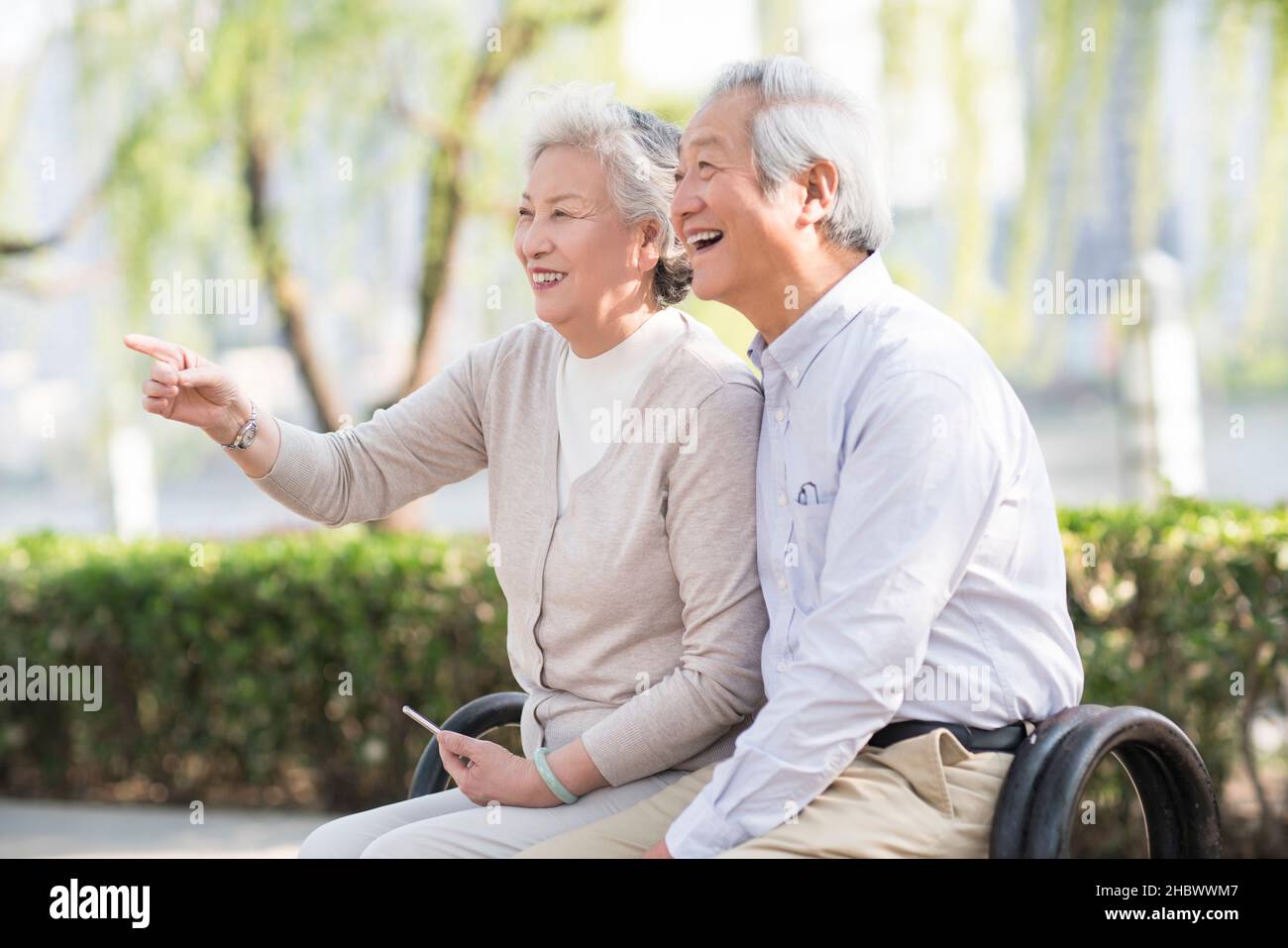 Old men sitting park hi-res stock photography and images - Alamy
