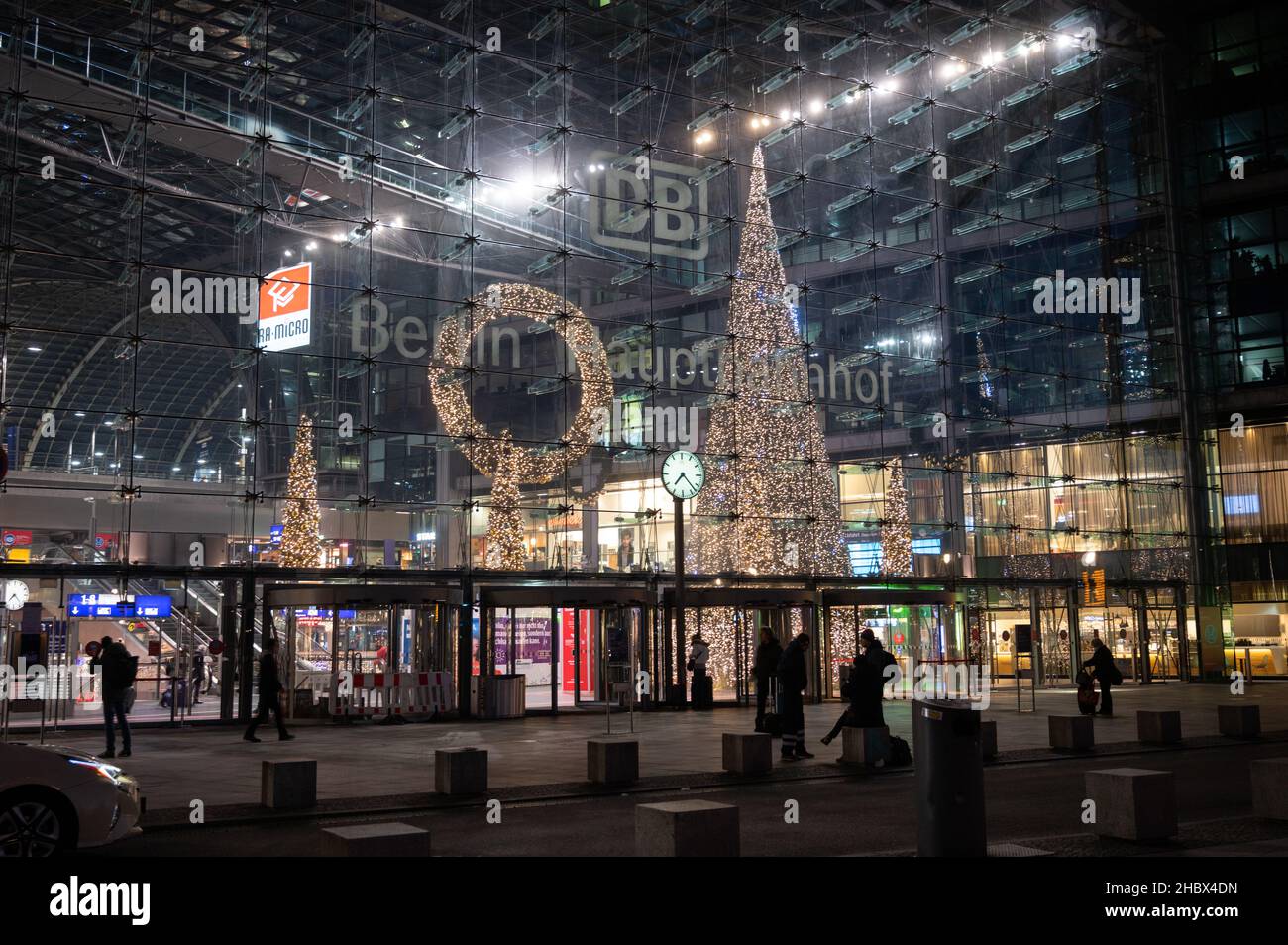 Berlin, Germany. 22nd Dec, 2021. Berlin Central Station is lit up for  Christmas. Deutsche Bahn operates additional trains for the Christmas  season. Credit: Christophe Gateau/dpa/Alamy Live News Stock Photo - Alamy