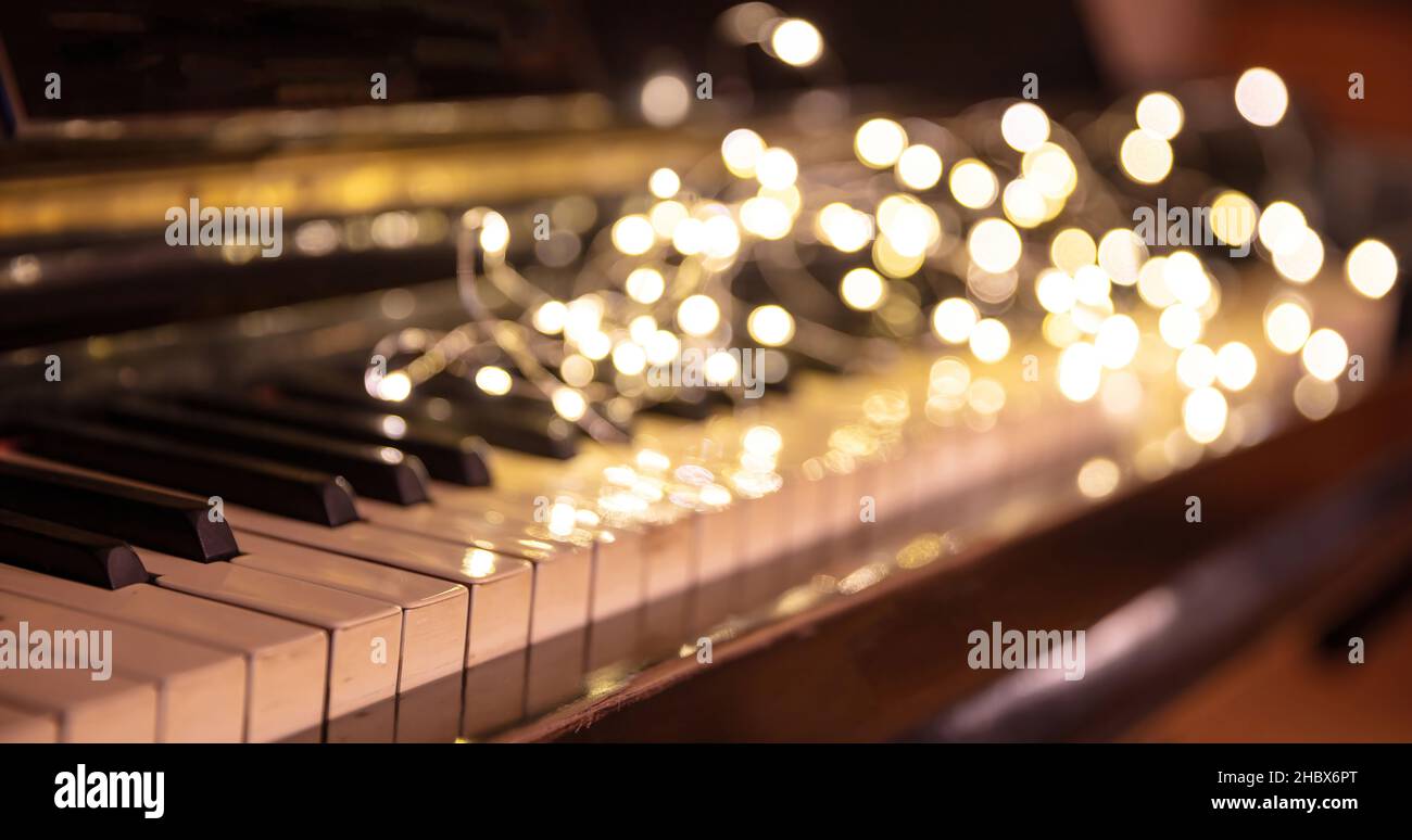 Bạn muốn cảm nhận không khí Giáng Sinh đúng cách? Hãy nghe nhạc đàn piano Giáng Sinh tại hình ảnh này! Âm nhạc tuyệt đẹp sẽ cho bạn một trải nghiệm thật sự ấm áp và đầy cảm xúc, giúp bạn thư giãn và thưởng thức mùa lễ này.
