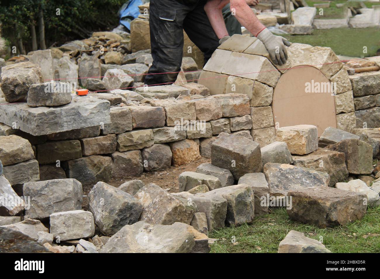 Building a Small Arch in a Traditional Dry Stone Wall Stock Photo - Alamy