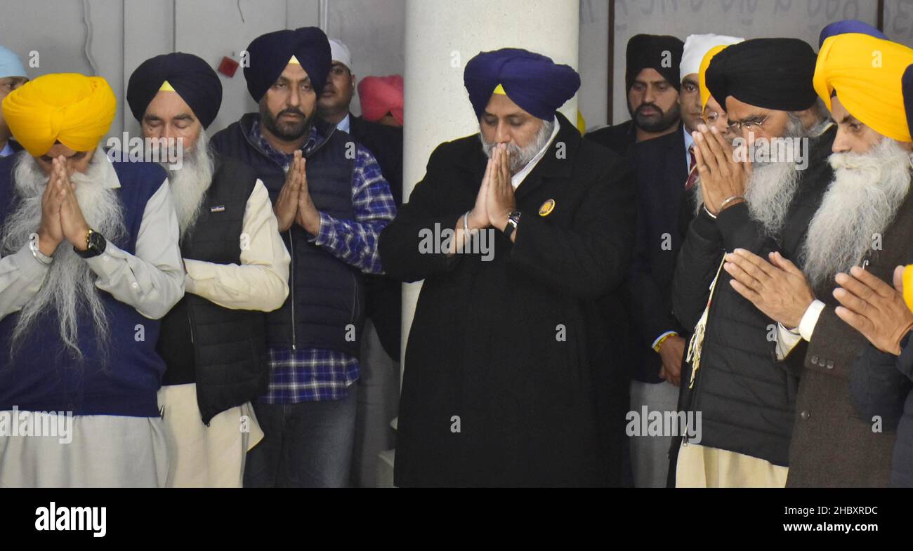 Amritsar, India. 21st Dec, 2021. AMRITSAR, INDIA - DECEMBER 21: Shiromani Akali Dal (SAD) president Sukhbir Singh Badal (C), Shiromani Gurdwara Parbandhak Committee (SGPC) president Harjinder Singh Dhami (2R) and others offers prayers in front of Guru Granth Sahib (Sikh Holy Book) during bhog ceremony of akhand path organised by SGPC in remorse for the sacrilege incident at Sri Manji Sahib Diwan Hall at Golden Temple Complex on December 21, 2021 in Amritsar, India. (Photo by Sameer Sehgal/Hindustan Times/Sipa USA) Credit: Sipa USA/Alamy Live News Stock Photo