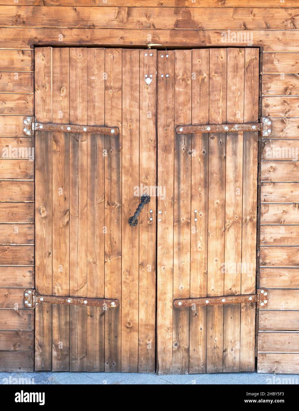 Steel gate hinges hires stock photography and images Alamy