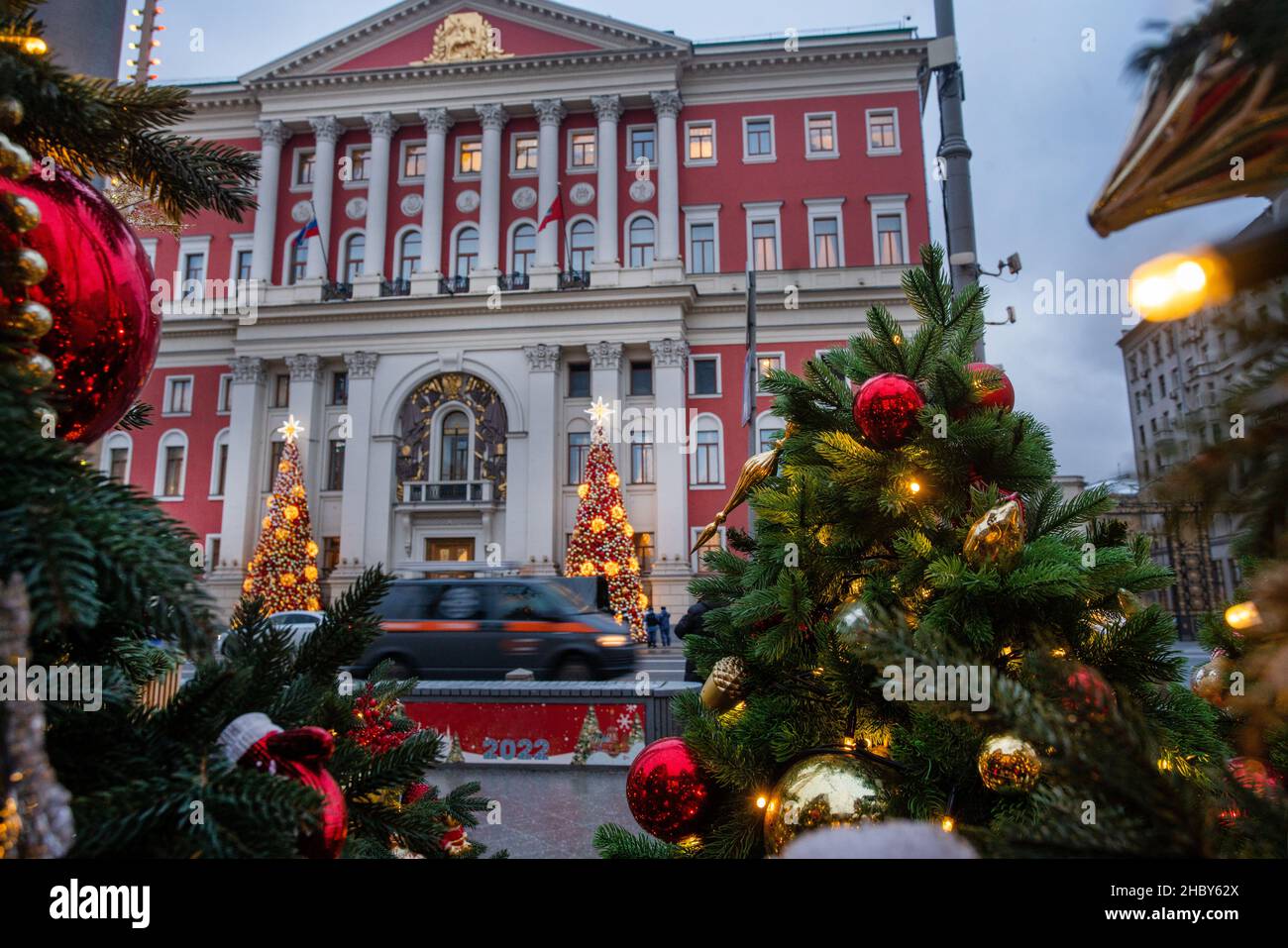 The building of the City Hall is decorated with 2 Christmas trees and opposite, on the square with a statue of Yuri Dolgoruky, there are also many Chr Stock Photo