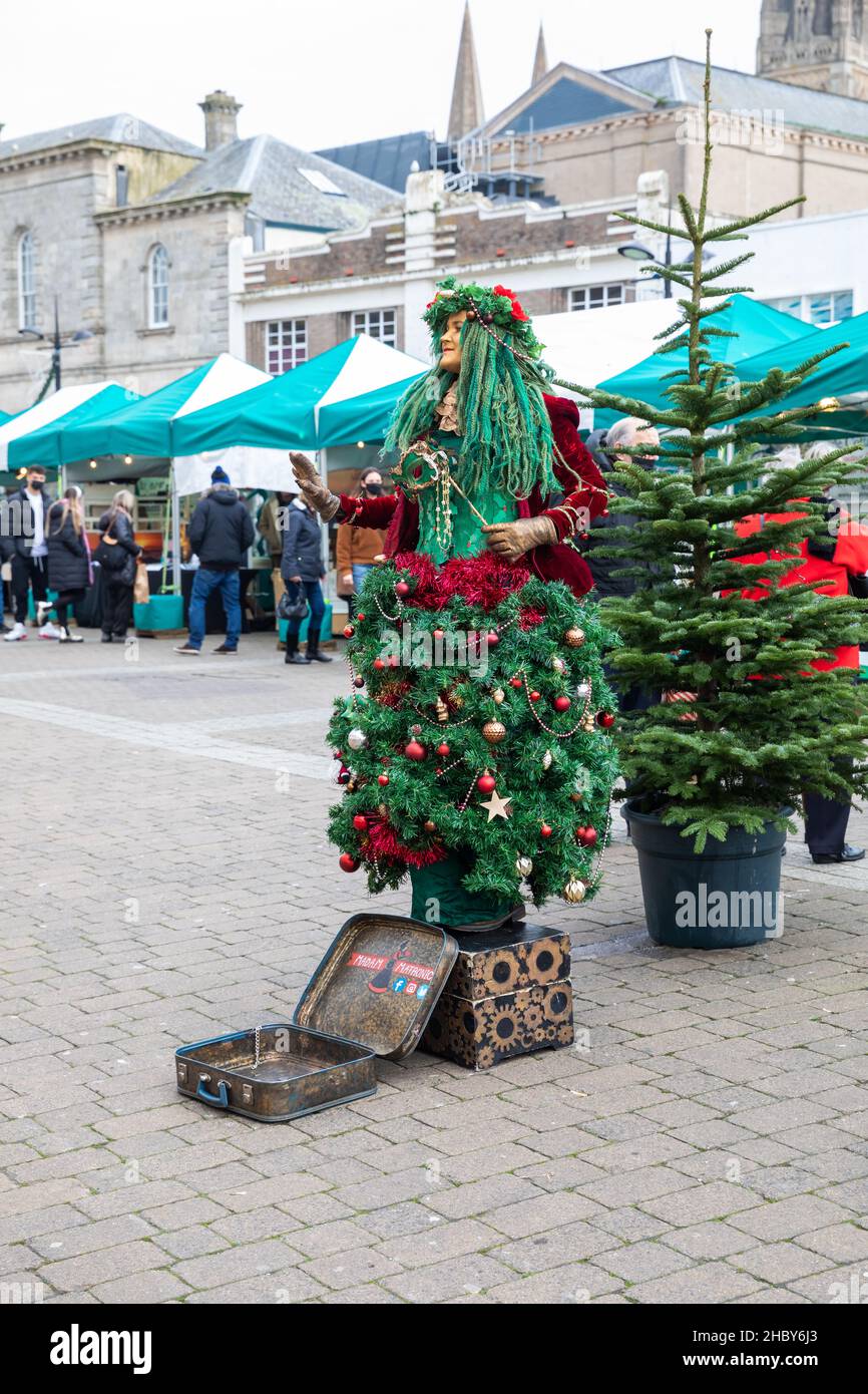 Truro, UK,22nd December 2021,A street entertainer dressed as a