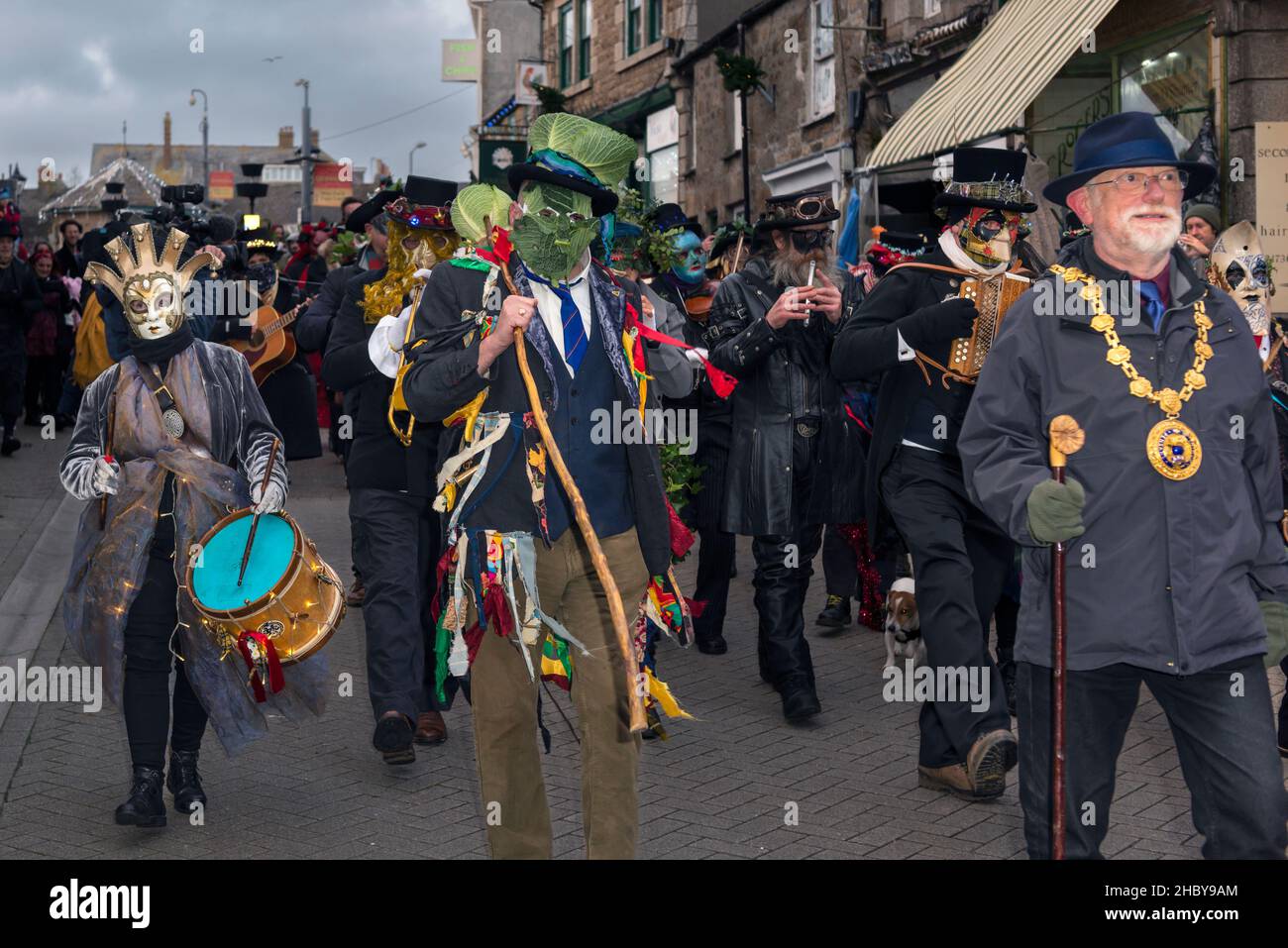 The Town Mayor of Penzance Councillor Jonathan How wearing his chain of office leading musicians of The Raffidy Dumitz band in the Montol Festival par Stock Photo