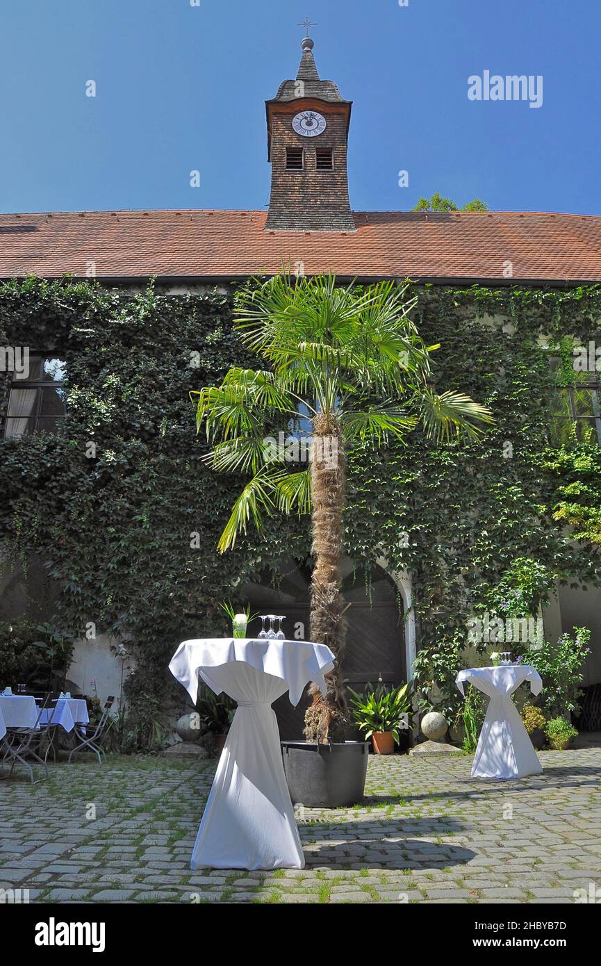 Bar courtyard hires stock photography and images Alamy