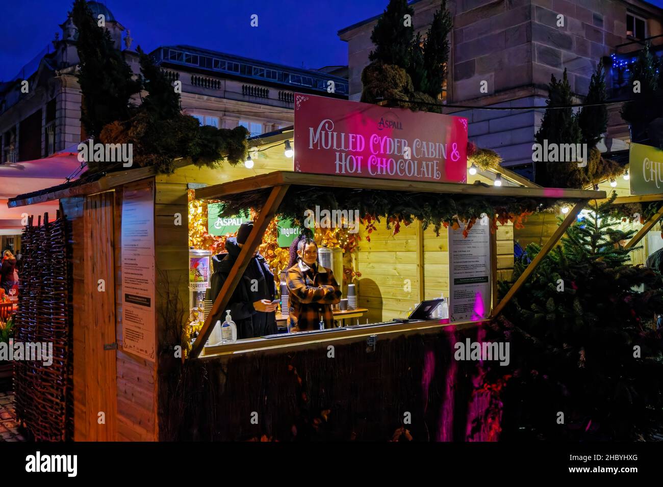 Stall selling hot drinks at the winter market in Covent Garden, London WC2 in the evening: 'Mulled Cyder Cabin & Hot Chocolate' Stock Photo