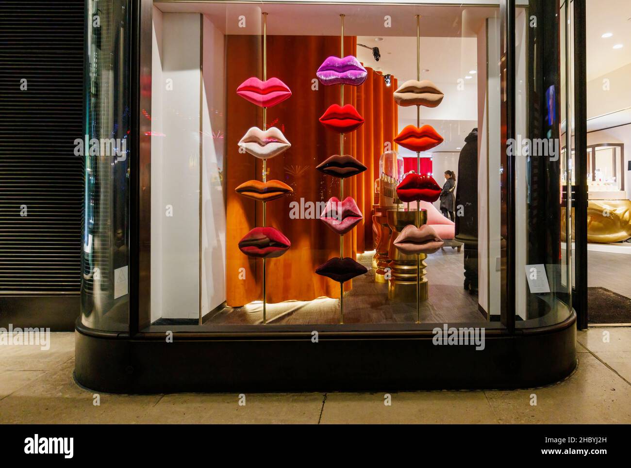Lips window display of the Lisa Eldridge pop-up shop front in Covent Garden, London WC2: sells cosmetics, lipsticks, makeup Stock Photo