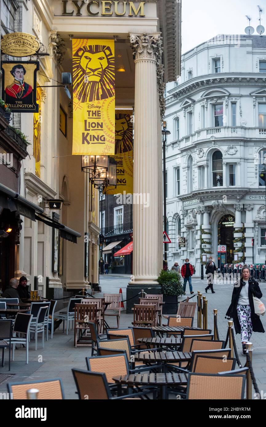 London, UK.  22 December 2021. Empty seats and tables at a pub that depends on custom from theatre goers to The Lion King at the Lyceum Theatre which has closed as a result of audience cancellations and cast and crew being affected by the Omicron variant.  Rishi Sunak, Chancellor of the Exchequer, has announced plans for £30m to fund cultural organisations forced to close over the winter, but some have argued that the amount is too little, too late.   Credit: Stephen Chung / Alamy Live News Stock Photo