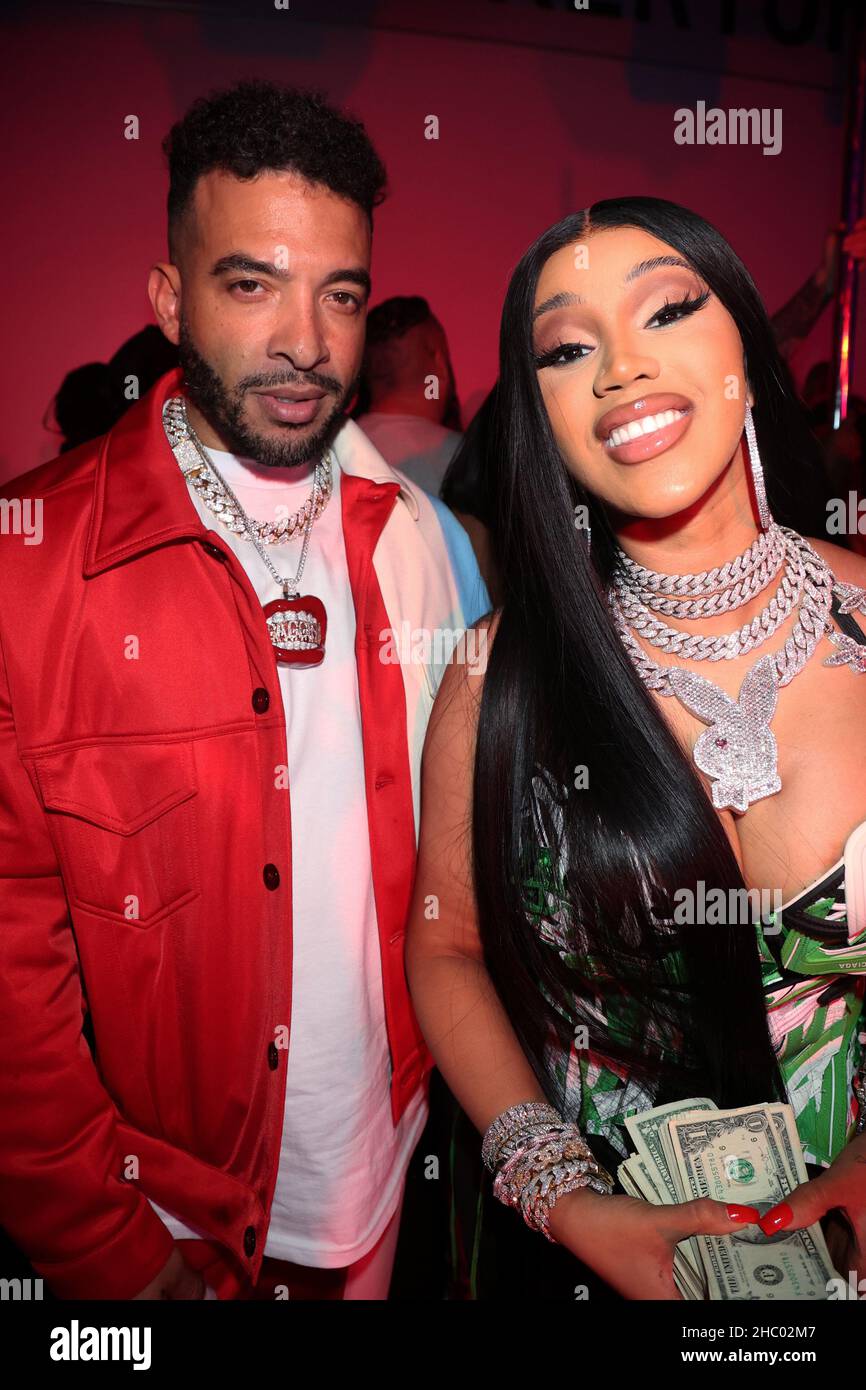 Los Angeles, Ca. 21st Dec, 2021. Jason Lee and Cardi B at Offset's 30th Birthday Party hosted by Cardi B at Sneakertopia LA in Los Angeles, California on December 21, 2021. Credit: Walik Goshorn/Media Punch/Alamy Live News Stock Photo
