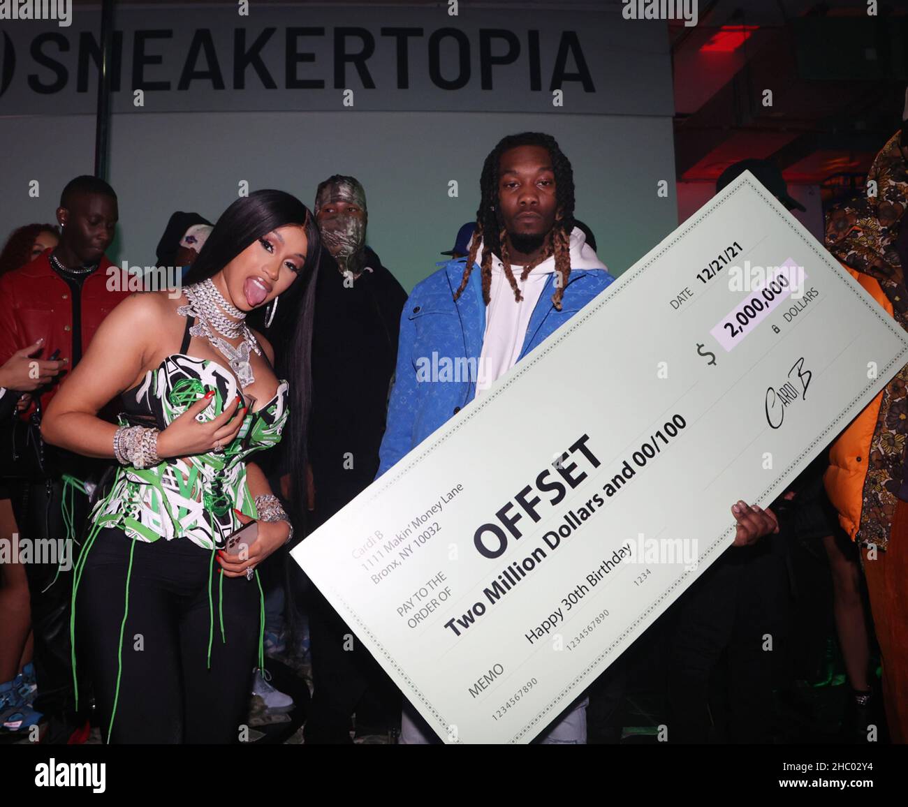 Los Angeles, Ca. 21st Dec, 2021. Cardi B presents Offset with his $2,000,000 gift at his 30th Birthday Party hosted by Cardi B at Sneakertopia LA in Los Angeles, California on December 21, 2021. Credit: Walik Goshorn/Media Punch/Alamy Live News Stock Photo