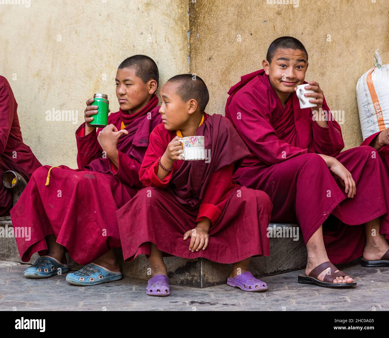 young-novice-buddhist-monks-drink-their-morning-tea-in-the-sechen-monastery-in-kathmandu-nepal-2HC0AG5.jpg