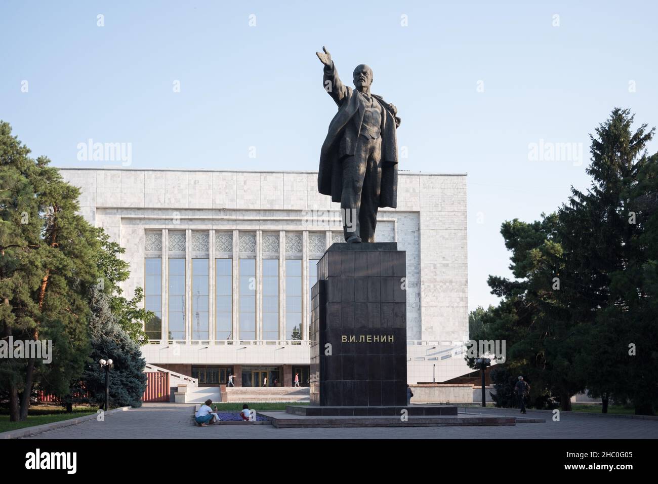 Lenin statue behind the National History Museum in Bishkek, Kyrgyzstan Stock Photo