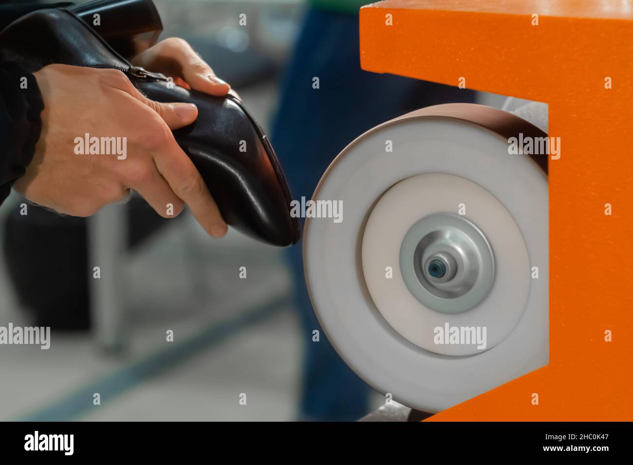 Shoemakerusing shoe polish machine for polishing leather women footwear