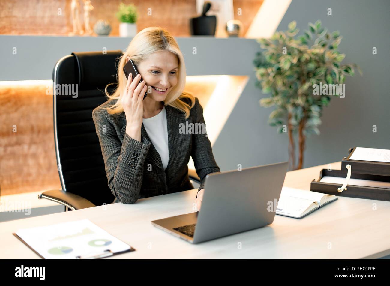 Employee talking to manager hi-res stock photography and images - Alamy