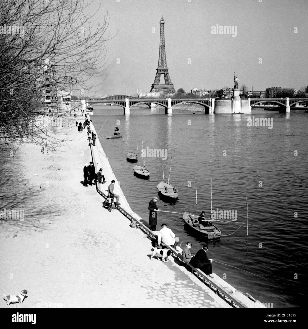 1945 paris eiffel tower hi-res stock photography and images - Alamy