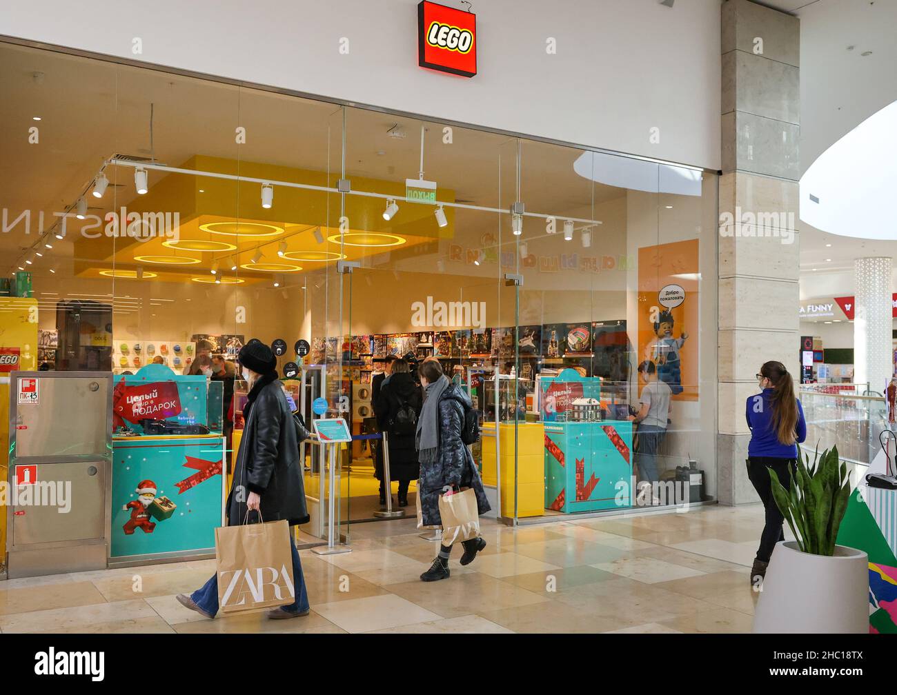 Page 2 - Lego Shop High Resolution Stock Photography and Images - Alamy