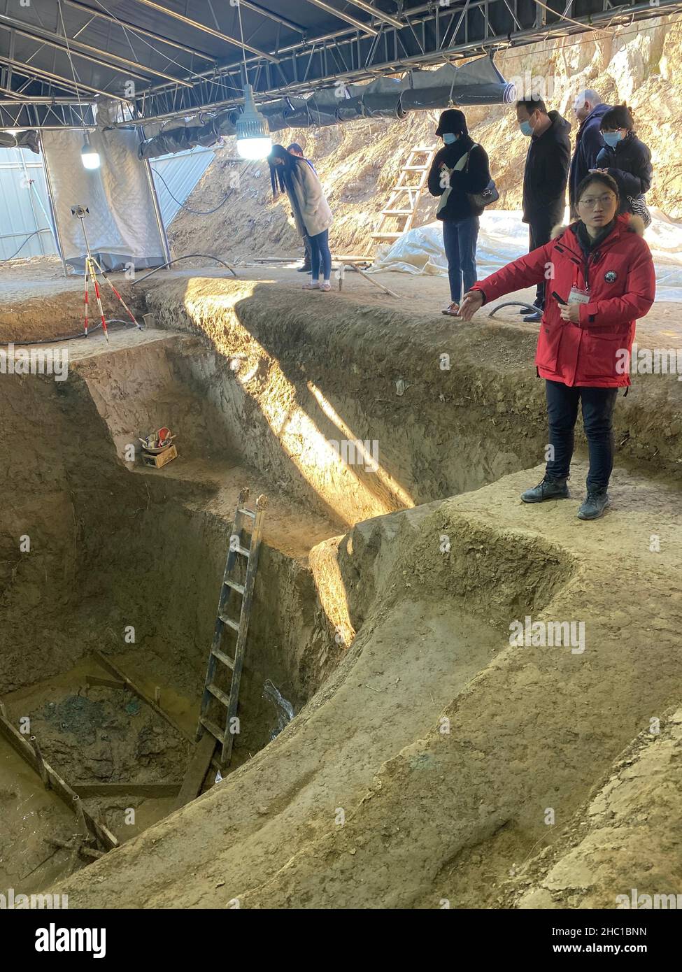 Beijing, China. 7th Dec, 2021. A staff member introduces at the Liulihe relic site in Beijing, capital of China, Dec. 7, 2021. Chinese archaeologists have recently unearthed a significant number of artifacts dating back to the Western Zhou Dynasty (1046-771 B.C.) at a relic site in Beijing, which is expected to unravel the mystery of the ancient Yan kingdom.TO GO WITH 'Across China: New archaeological discoveries unravel mystery of ancient Yan kingdom' Credit: Luo Xin/Xinhua/Alamy Live News Stock Photo