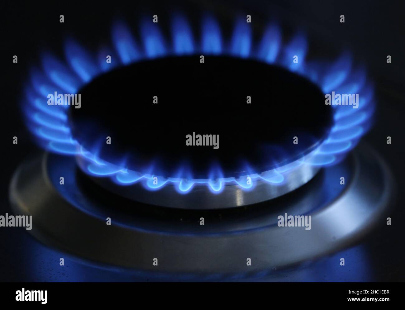 File photo dated 11/10/13 of a general view of a gas hob burning. Soaring gas prices consigned a string of energy suppliers to the graveyard in 2021, and will lead to runaway household bills next year as the sector continues to struggle. Energy suppliers had been paying 54p per therm of gas at the beginning of the year. By September, that had reached more than £3 and peaked even further to £4.50 just before Christmas. Issue date: Thursday December 23, 2021. Stock Photo