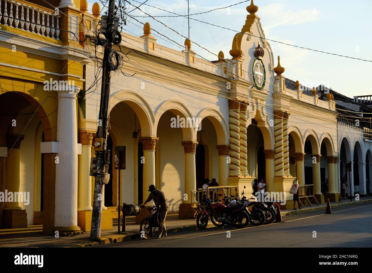 Nicaragua Granada - Daily life - Colonial buildings at Parque Central de Granada Stock Photo