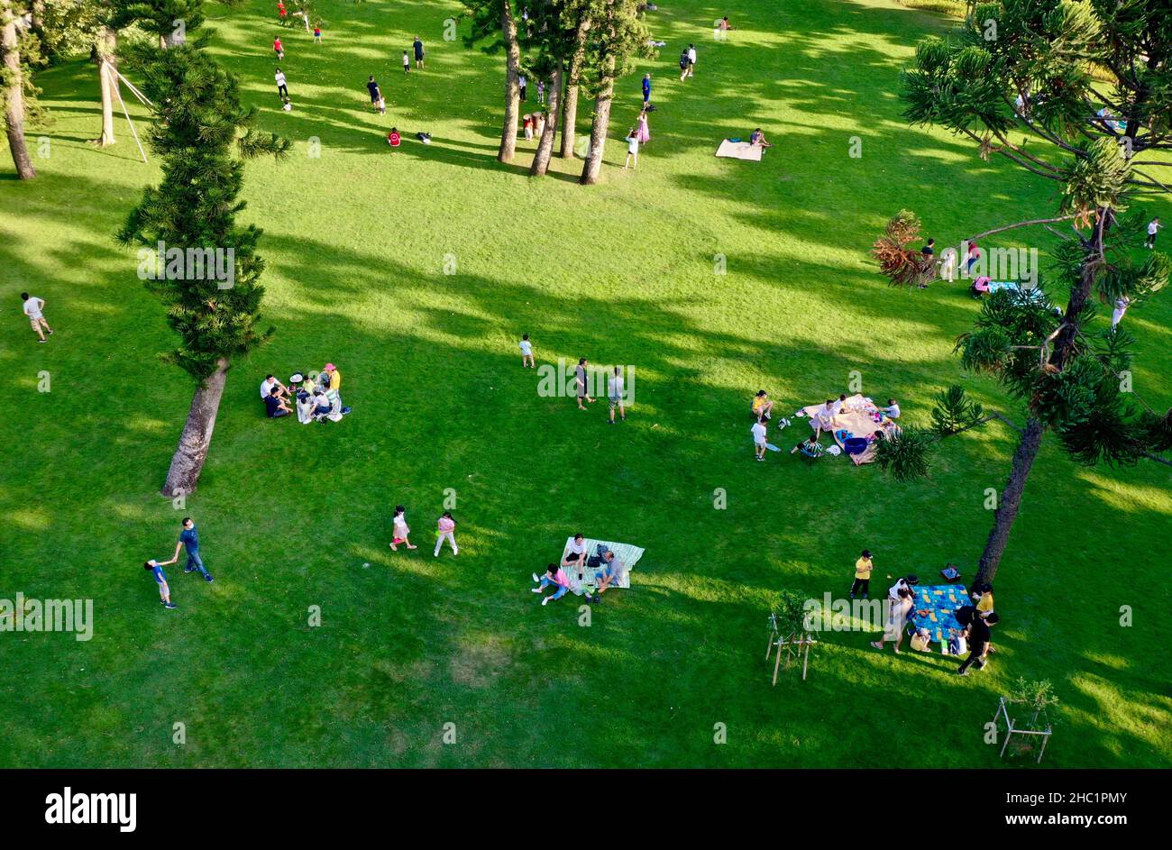 (211221) -- XIAMEN, Dec. 21, 2021 (Xinhua) -- Aerial photo taken on Oct. 5, 2021 shows people enjoying their leisure time in Xiamen, southeast China's Fujian Province. This year marks the 40th anniversary of the establishment of the Xiamen Special Economic Zone (SEZ). The Xiamen SEZ has made important contributions to the country's reform, opening up, and socialist modernization, and played a unique role in promoting national reunification. (Xinhua/Jiang Kehong) Stock Photo