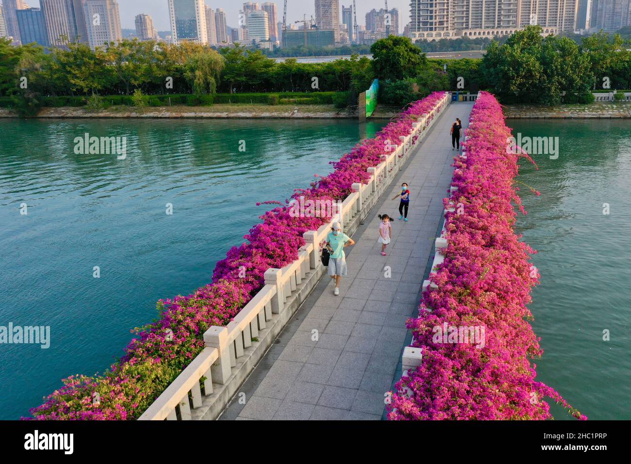 (211221) -- XIAMEN, Dec. 21, 2021 (Xinhua) -- Aerial photo taken on Sept. 29, 2021 shows people enjoying their leisure time in Xiamen, southeast China's Fujian Province. This year marks the 40th anniversary of the establishment of the Xiamen Special Economic Zone (SEZ). The Xiamen SEZ has made important contributions to the country's reform, opening up, and socialist modernization, and played a unique role in promoting national reunification. (Xinhua/Jiang Kehong) Stock Photo