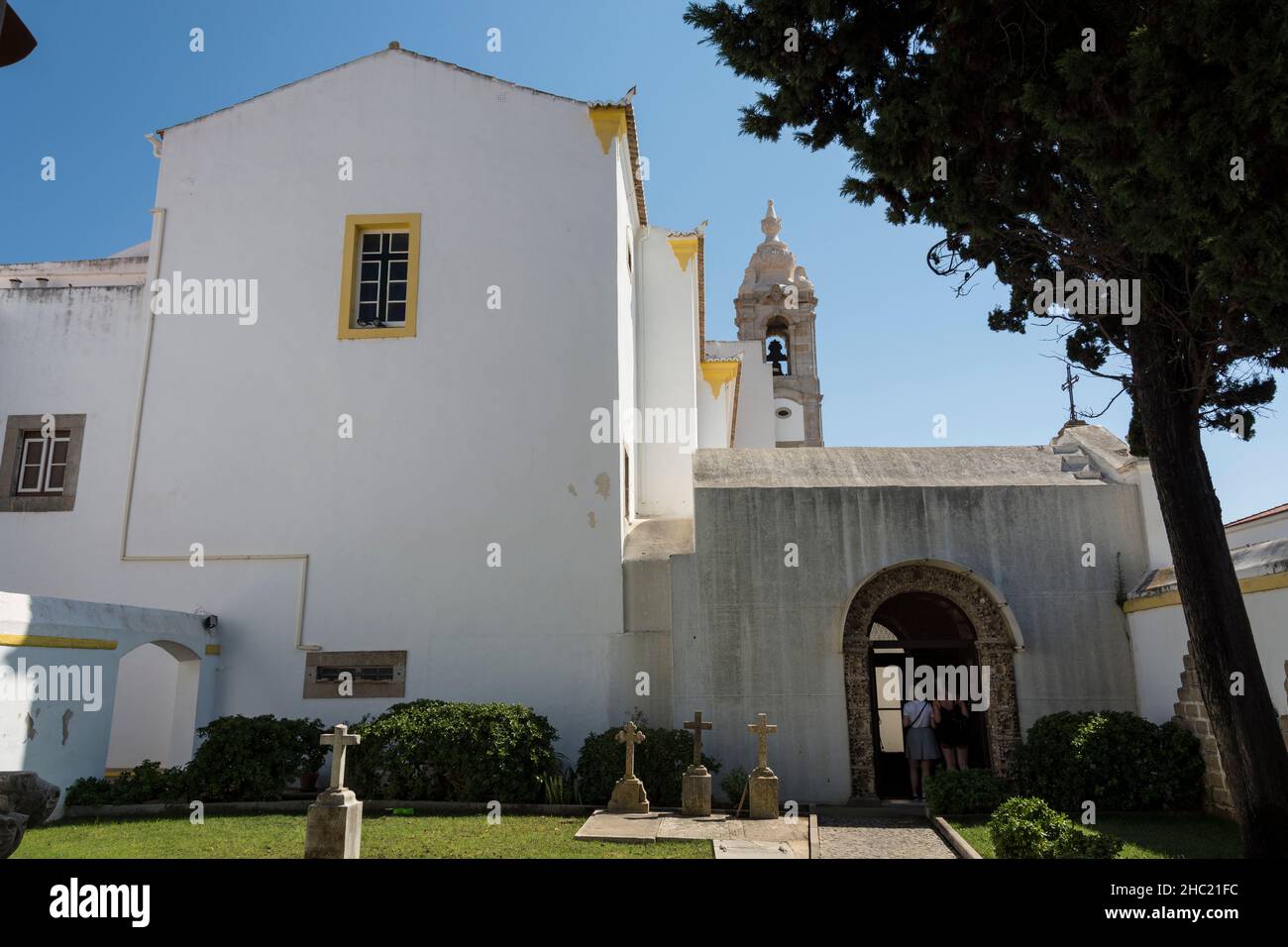 Backside of the Igreja de Nossa Senhora do Carmo with adjoining graveyard and Capela dos Ossos. Faro, Algarve, Portugal Stock Photo