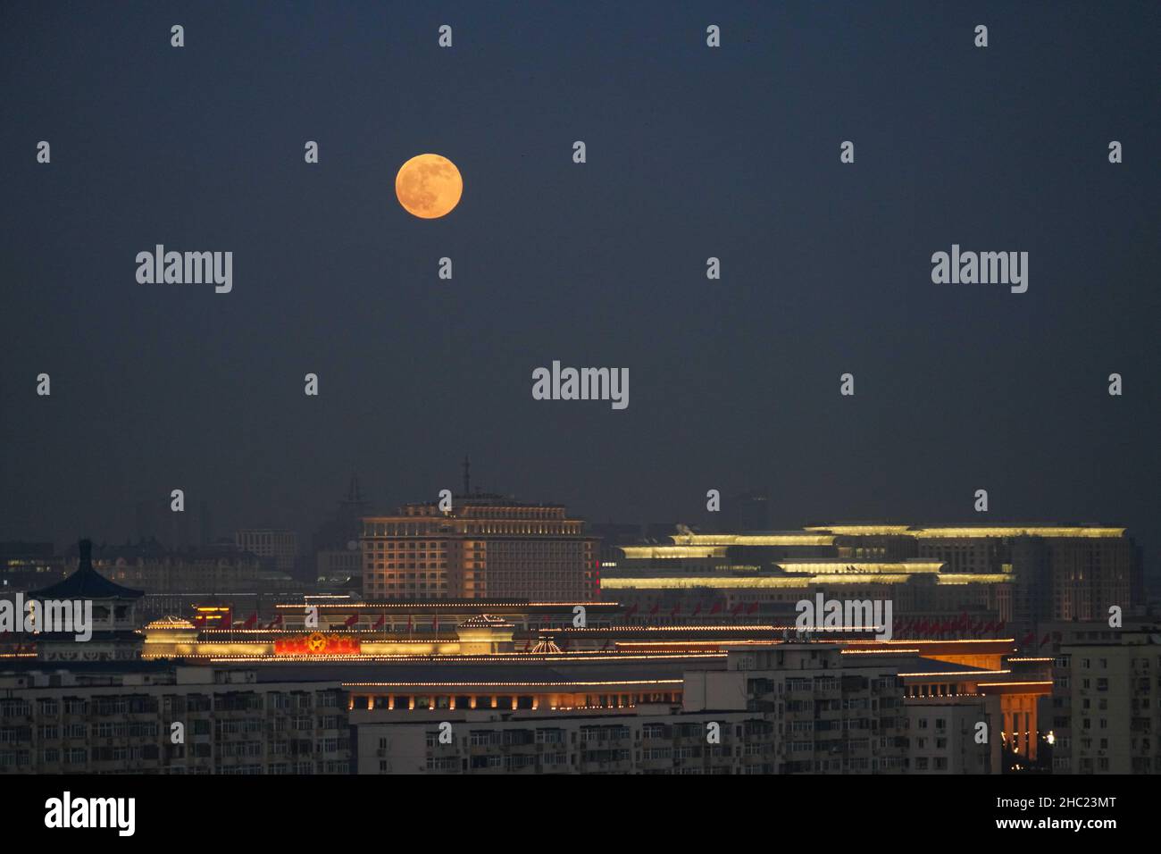 (211219) -- BEIJING, Dec. 19, 2021 (Xinhua) -- Photo taken on Dec. 19, 2021 shows the full moon in Beijing, capital of China. The last full moon in the year of 2021 appeared on Sunday, the sixteenth day on the eleventh month of the Chinese lunar calendar. (Xinhua/Du Juanjuan) Stock Photo