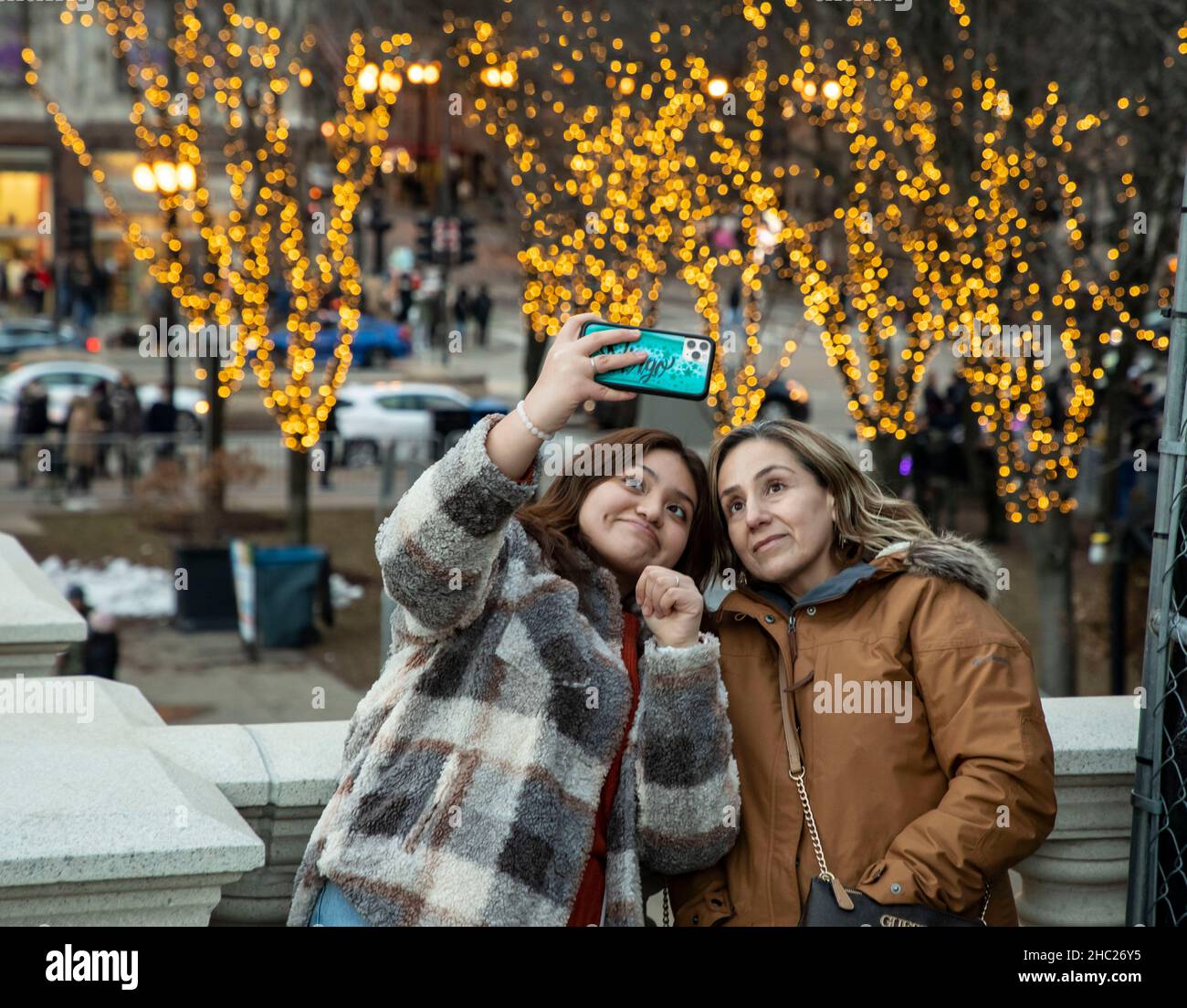 Chicago, USA. 19th Dec, 2021. People take a selfie on Michigan Ave. during the holiday season in Chicago, the United States, Dec. 19, 2021. Credit: Joel Lerner/Xinhua/Alamy Live News Stock Photo