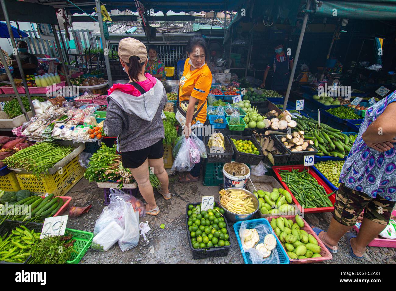 Mahachai Samutsakhon, Thailand - November 7, 2020 : Unidentified people wear surgical mask and choosing seafood fish at Mahachai fresh market Stock Photo