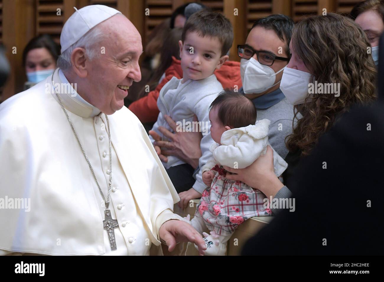 Vatican City, Italy. 23rd Dec, 2021. Pope Francis greets a child during an audience with Vatican employees and their families for the Christmas greetings in the Paul VI Hall at the Vatican on December 23, 2021. RESTRICTED TO EDITORIAL USE - Vatican Media/Spaziani. Credit: dpa/Alamy Live News Stock Photo